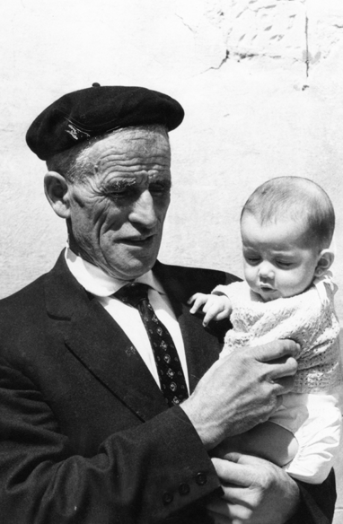 Anciano con bebÃ© en brazos. Cuencabuena.