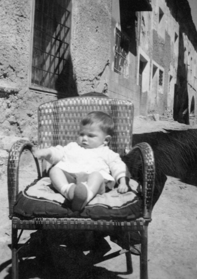 Retrato de un bebÃ© sobre una silla. Cuencabuena.