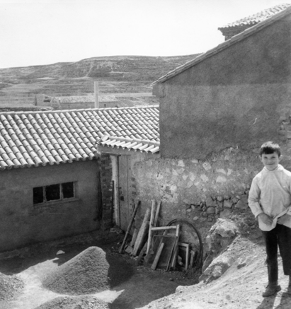NiÃ±o junto a una casa de Cuencabuena.