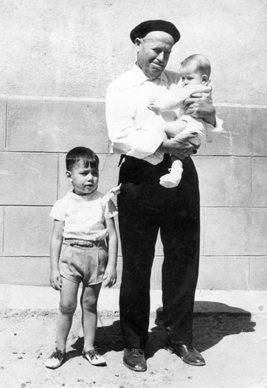 Anciano con dos niÃ±os en Cuencabuena.