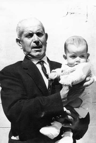 Hombre con bebÃ© en brazos. Cuencabuena.