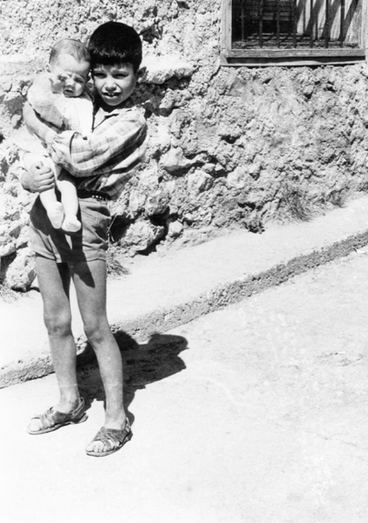 NiÃ±o con bebÃ© en brazos. Cuencabuena.