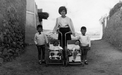 Vecina de Cuencabuena con sus hijos.