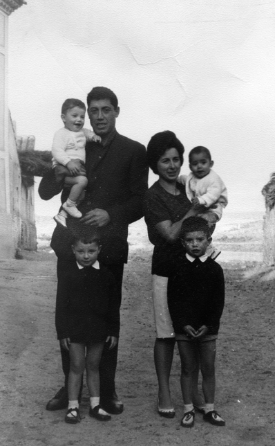 Retrato familiar en las calles de Cuencabuena.