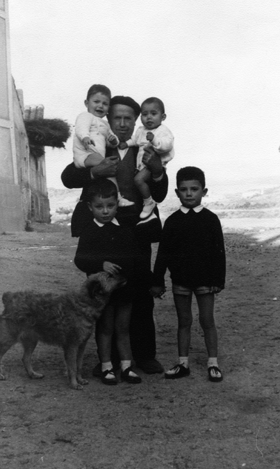 Hombre con un grupo de niÃ±os en las calles de Cuencabuena.