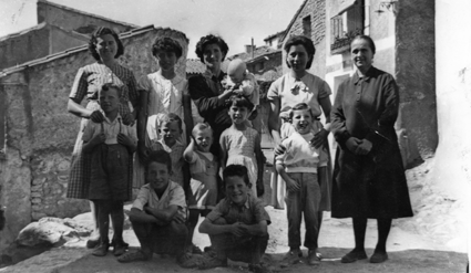 Grupo de vecinos de Cuencabuena en las calles de la localidad.