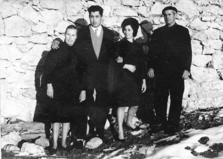 Vecinos de Cuencabuena en un rincÃ³n de la localidad.