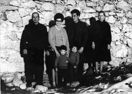 Vecinos de Cuencabuena en un rincÃ³n de la localidad.