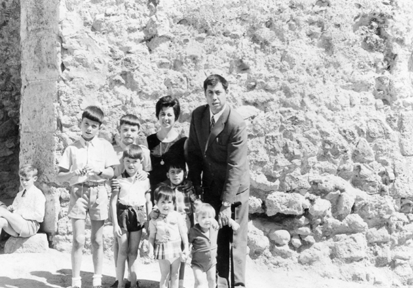 Vecinos de Cuencabuena en un rincÃ³n de la localidad.