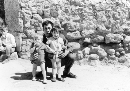 Vecino de Cuencabuena junto con dos niÃ±os.