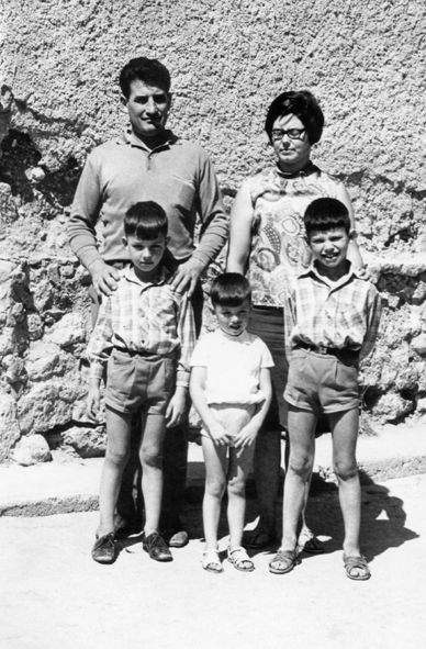 Vecinos de Cuencabuena en un rincÃ³n de la localidad.