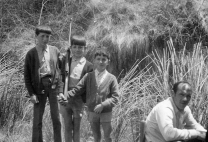 NiÃ±os sujetando una escopeta. Cuencabuena.