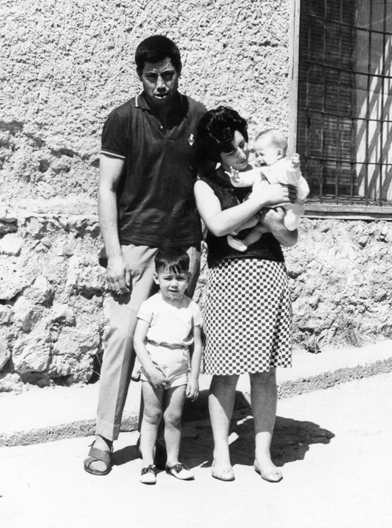 Retrato familiar en las calles de Cuencabuena.