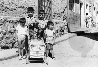 Grupo de niÃ±os de Cuencabuena en una calle de la localidad.