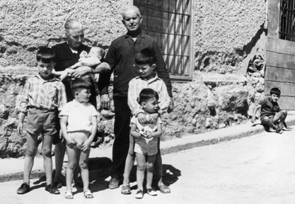 Grupo de vecinos y niÃ±os de Cuencabuena en una calle de la localidad.
