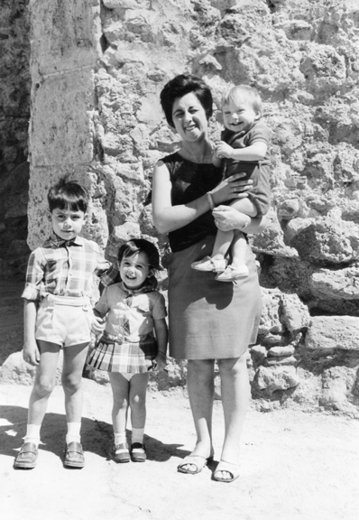 Vecina de Cuencabuena con un grupo de niÃ±os.