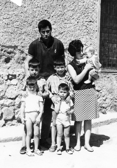 Retrato familiar en las calles de Cuencabuena.