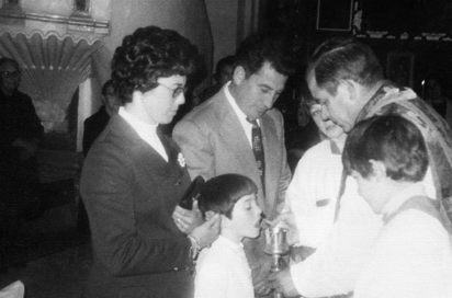 Tomando la primera comuniÃ³n en Cuencabuena.