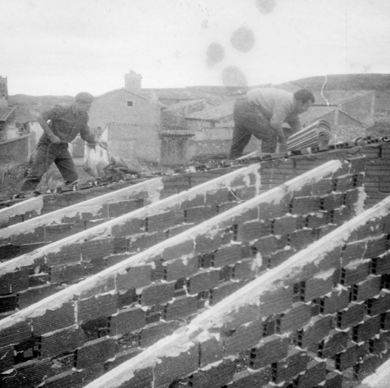 Trabajando en la construcciÃ³n de unas casas en Cuencabuena.