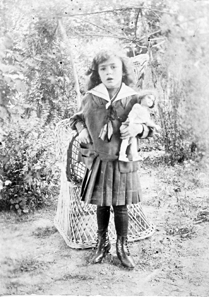 Retrato con muÃ±eca. Calamocha