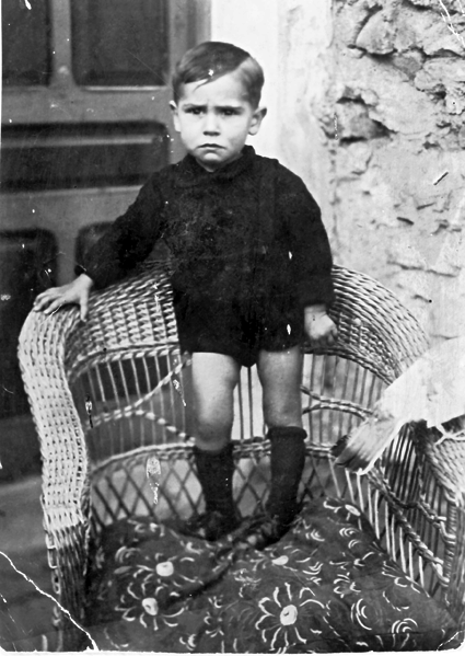 NiÃ±o sobre sillÃ³n de mimbre. Calamocha
