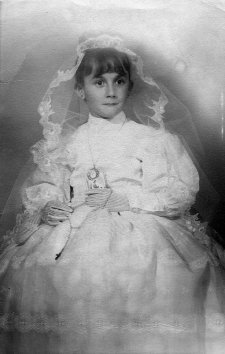 NiÃ±a en el dÃ­a de su primera comuniÃ³n. Calamocha.