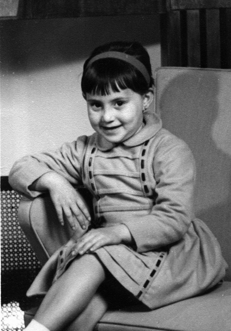 NiÃ±a sentada sobre un sofÃ¡. Calamocha.