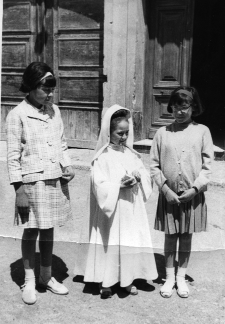NiÃ±a con amigas en el dÃ­a de su comuniÃ³n. Calamocha.