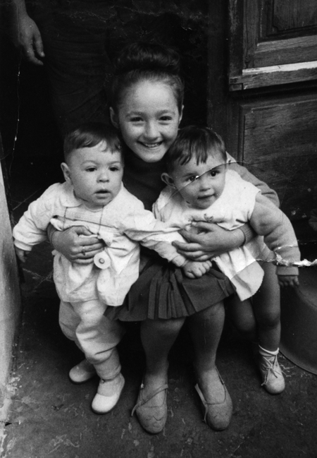 NiÃ±a con dos bebÃ©s. Calamocha.