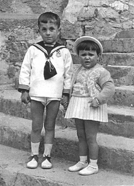 NiÃ±o de comuniÃ³n junto a su prima. Langa del Castillo.