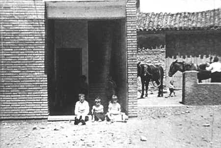 NiÃ±os posando en las puertas de las nuevas escuelas. Langa del Castillo.
