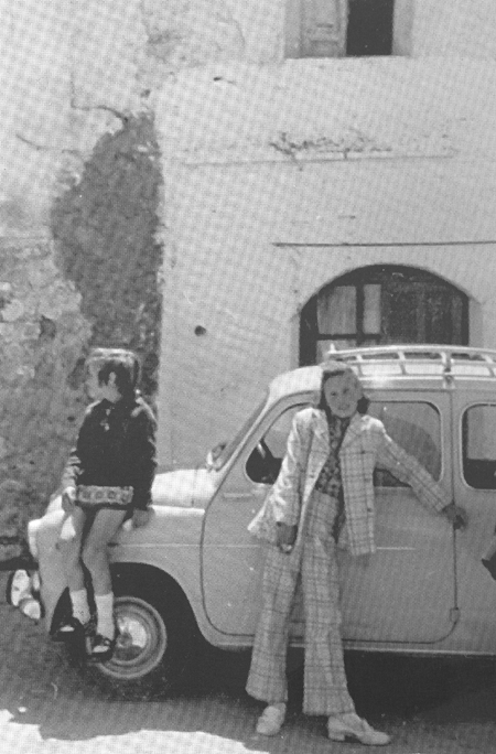 NiÃ±as junto a un coche. Langa del Castillo.