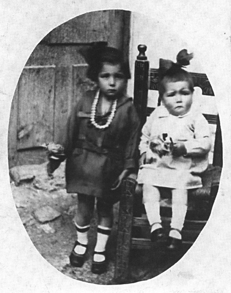 Trini y Petra Salvador. Langa del Castillo.