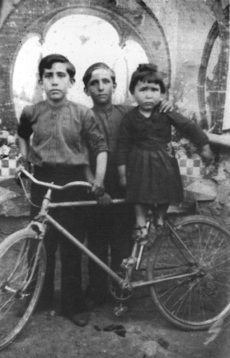 JesÃºs, Antonio y Palmira SebastiÃ¡n con su bicicleta. Langa del Castillo.