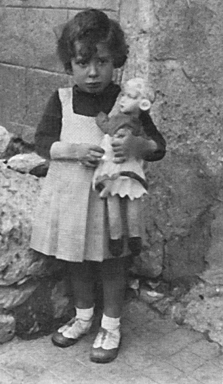 Pili Quilez en la calle de los Poyos de langa del Castillo.