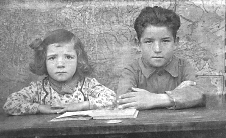 Retrato escolar de Pilar y Ricardo Quilez. Langa del Castillo.