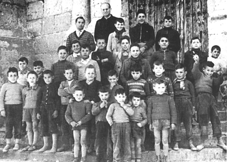 NiÃ±os en la escuela. Langa del Castillo.