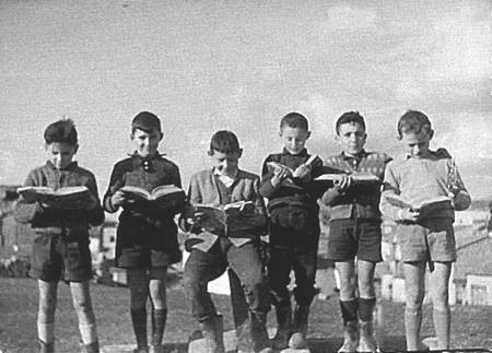 Grupo de niÃ±os con libros. Langa del Castillo.