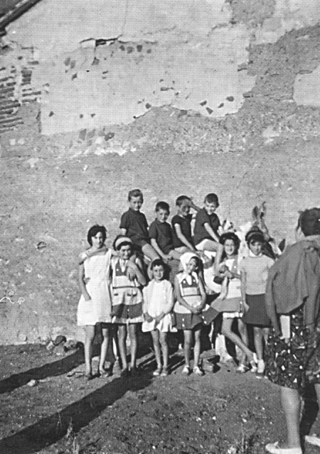 NiÃ±os sobre un burro. Langa del Castillo.