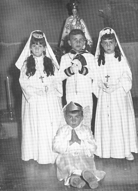 Grupo de niÃ±os en su primera comuniÃ³n. Langa del Castillo.