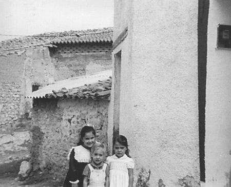 Marta SebastiÃ¡n con sus primos JesÃºs y Lorena. Langa del Castillo.