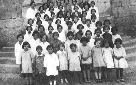 DoÃ±a Teresa Gimeno junto a sus alumnas. Langa del Castillo.
