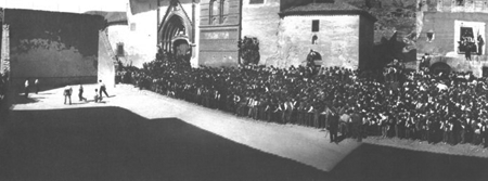 Grupo de vecinos de Maluenda en la plaza de la localidad.