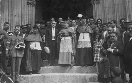 El cardenal Casanova y otros en la entrada a la iglesia de Maluenda.