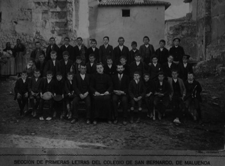 Grupo escolar de niÃ±os del Colegio San Bernardo de Maluenda.