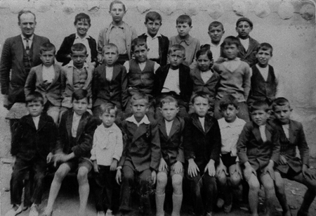 Grupo escolar de niÃ±os con el maestro. Maluenda.