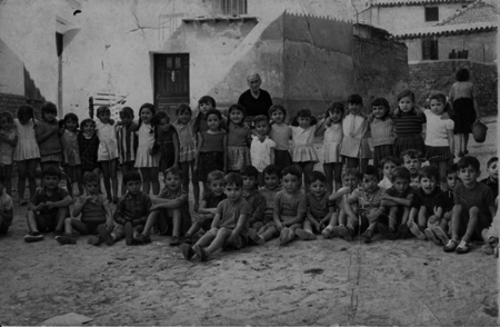 Grupo escolar en una calle de la localidad de Maluenda.