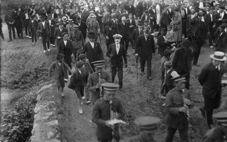 Alcalde, gobernador civil, banda de mÃºsica y otros por las calles de Maluenda.