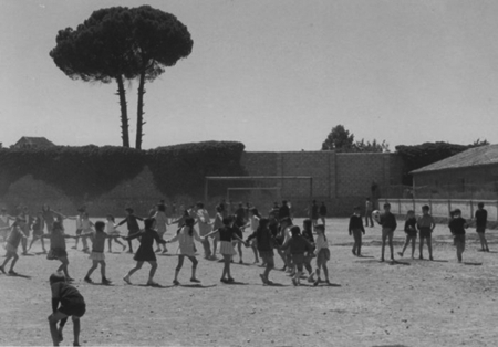 NiÃ±os en el patio de recreo del colegio de Maluenda.