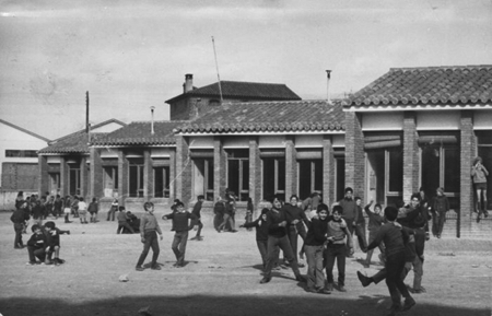 NiÃ±os en el patio del colegio de Maluenda.